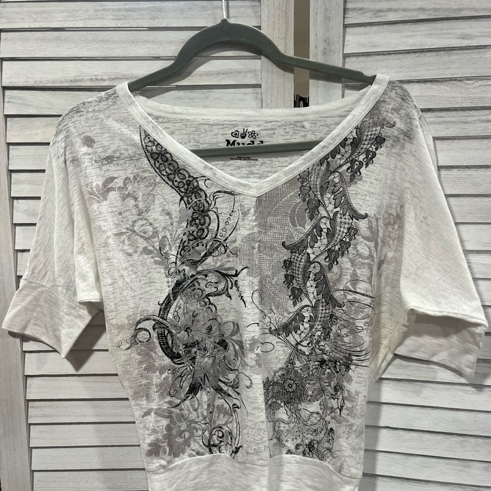 Mudd Women's White and Gray Graphic Tee